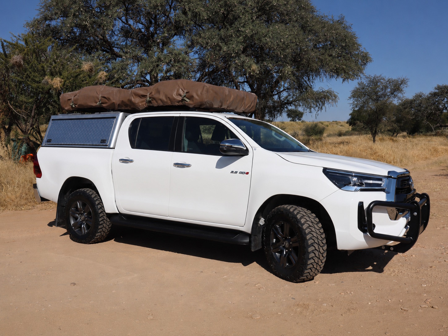 Toyota Hilux Double Cab 2.8 z kempingiem (3-5 osób)