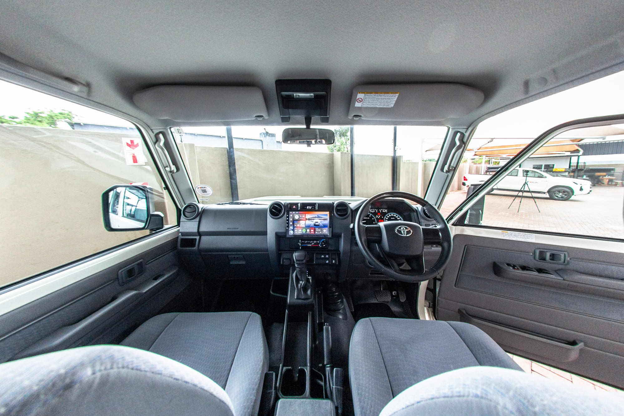 Toyota Land Cruiser Double Cab 2.8 z kempingiem (3-5 osób) - zdjęcie 3